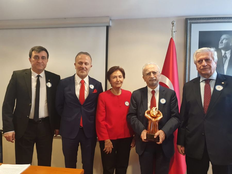 Türk Kalp Vakfı’ndan Özel Gaziosmanpaşa Hastanesi’nde görevli Doç. Dr. Mehmet Balkanay’a özel ödül