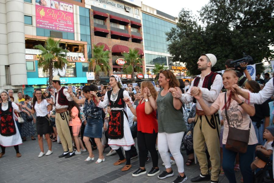  Çağdaş Yaşam Gaziosmanpaşa Uluslararası Halk Dansları Festivali düzenledi.