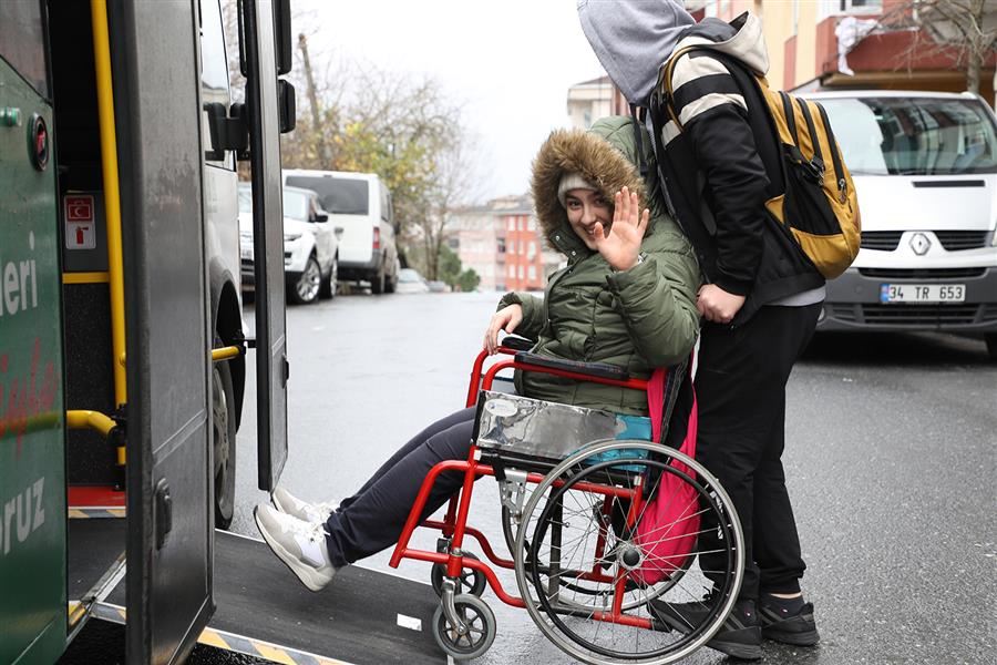 Engelli Öğrencilerimizi Özel Servisle Okullarına Ulaştırıyoruz