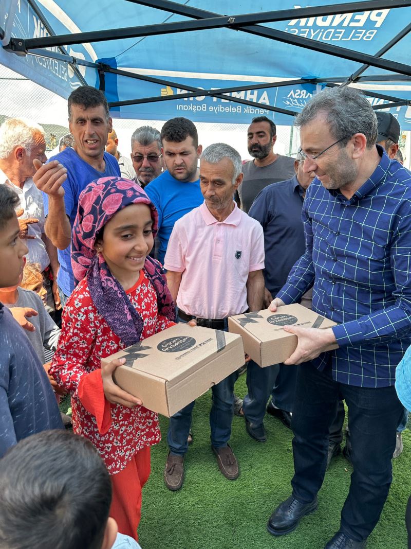 Başkan Ahmet Cin deprem bölgesinde çocuklara bayram hediyesi dağıttı
