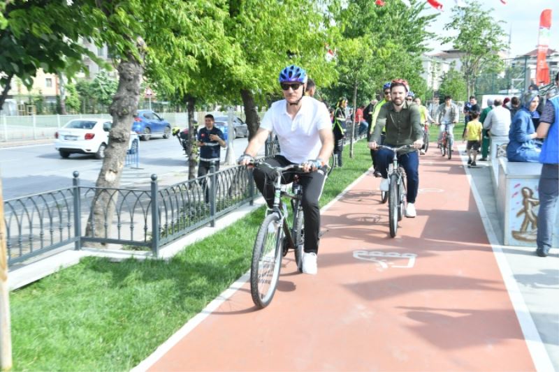 Bahçelievler Belediyesi Dünya Bisiklet Günü’nde çocukları sevindirdi