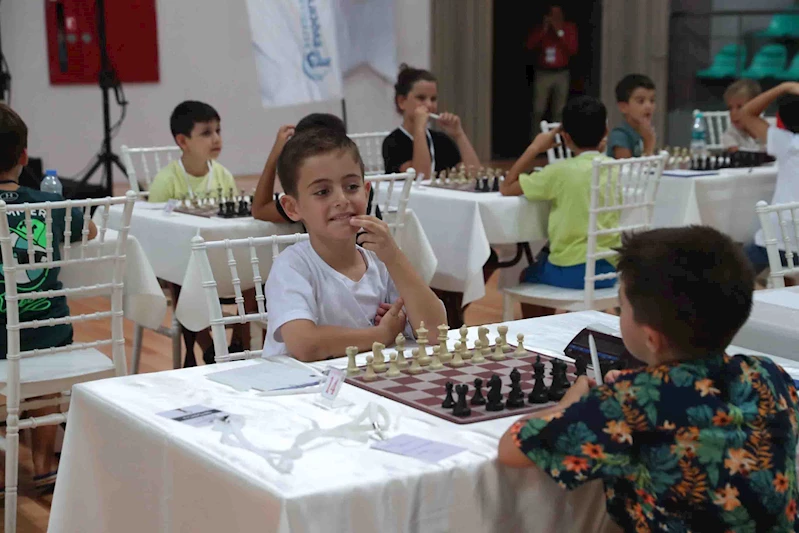 Satranç Turnuvasında Minikler, Yeteneklerini Sergiledi
