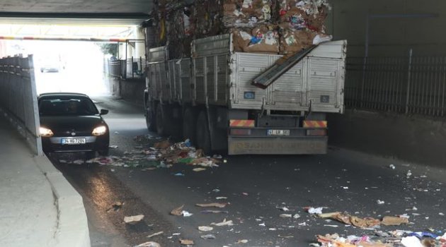 İstanbul'da Bayrampaşa'da kamyon alt geçide takıldı