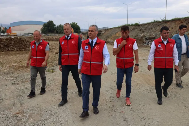 Yomra Belediye Başkanı, Kent Meydanı Projesi Otopark Çalışmalarını İnceledi