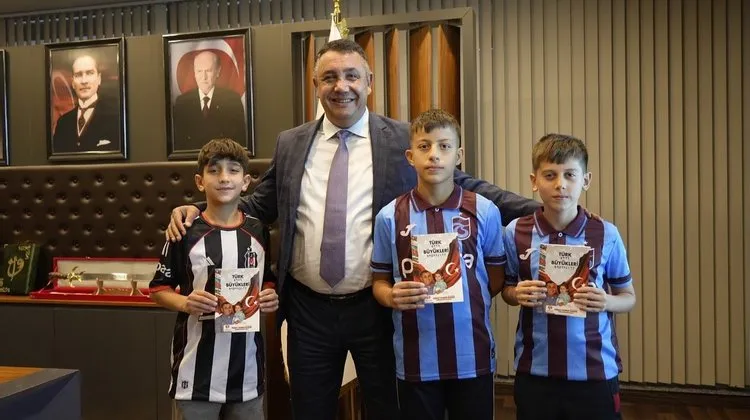 Gümüşhane Belediye Başkanı, Trabzonspor ve Beşiktaş Formalı Sözünü Yerine Getirdi