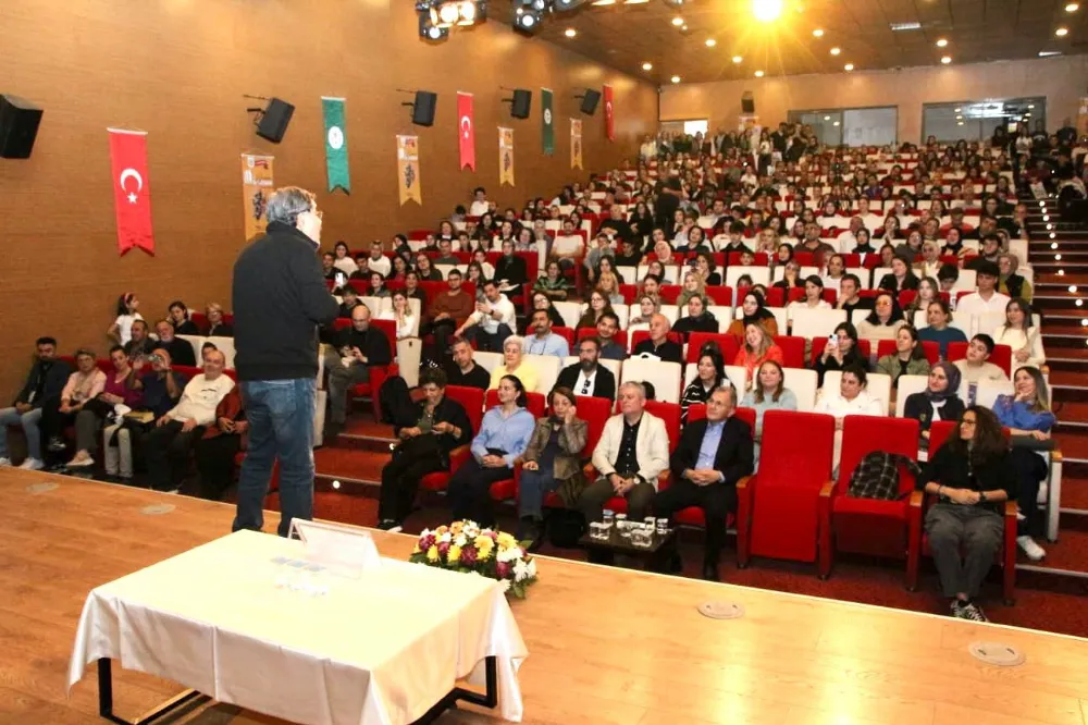 KİTAP FUARI’NA YOĞUN İLGİ GÖSTERİLİYOR