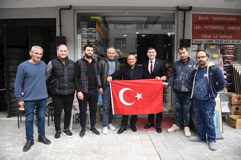 BAŞKAN TEPE ESNAFLARA TÜRK BAYRAĞI DAĞITTI