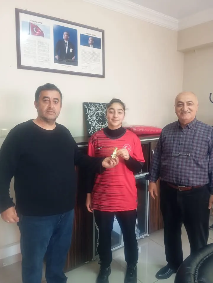 KÜBRANAZ BAYAK’  ALTIN İLE  ÖDÜLLENDİRİLDİ
