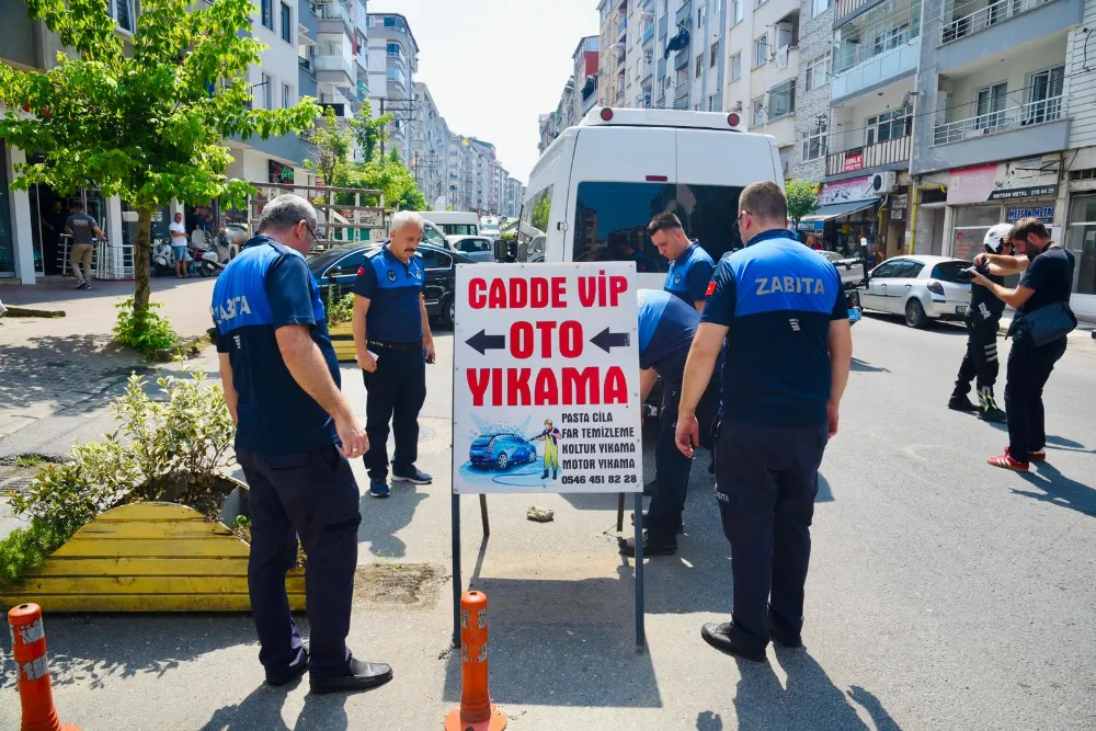 DÜKKAN ÖNLERİNİ İŞGAL EDEN DUBALAR, LEVHALAR VE EŞYALAR ZABITA EKİPLERİ TARAFINDAN TOPLANDI