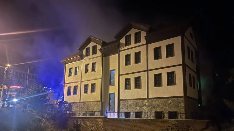 SÜLEYMANİYE UGULAMA OTELİ YANGININA EKİPLERİMİZİN HIZLI MÜDAHALESİ İLE KONTROL ALTINA ALINDI